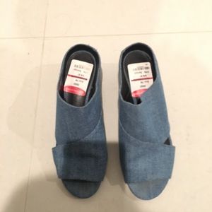 Rebecca Minkoff canvas shoes; size 7.